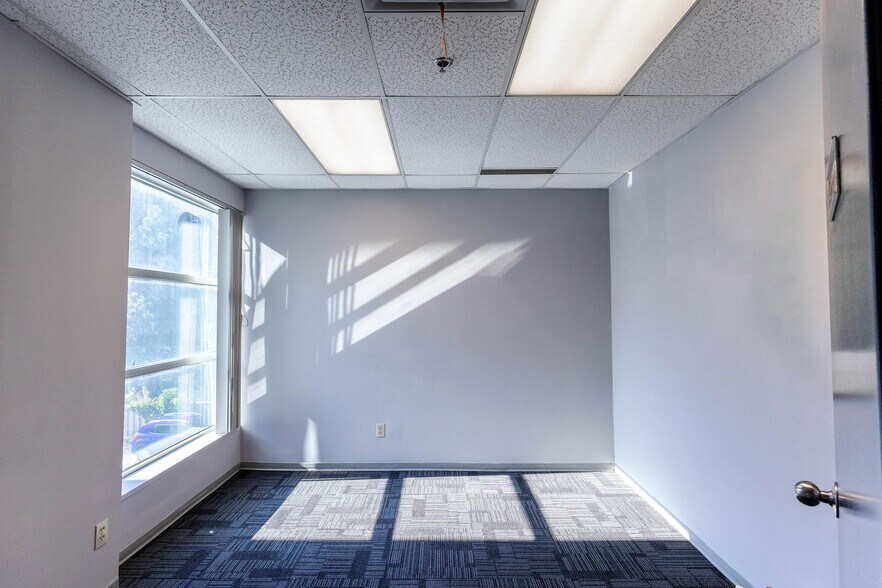 More Photos Of 3871 N Fraser Way, Burnaby Showroom For Sale