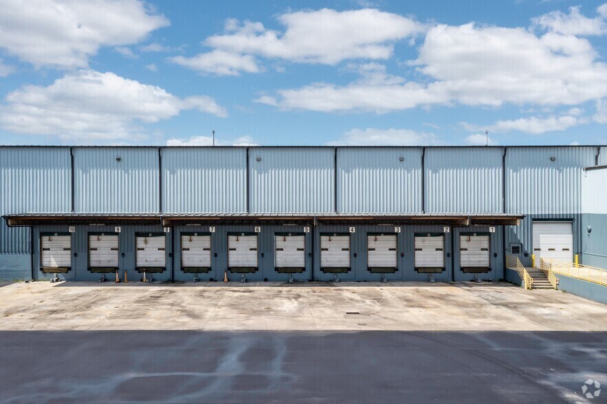 More Photos Of 851 E Maple St, Winter Garden Manufacturing For Lease