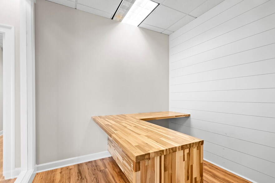 More Photos Of 19810 W Catawba Ave, Cornelius Office For Lease