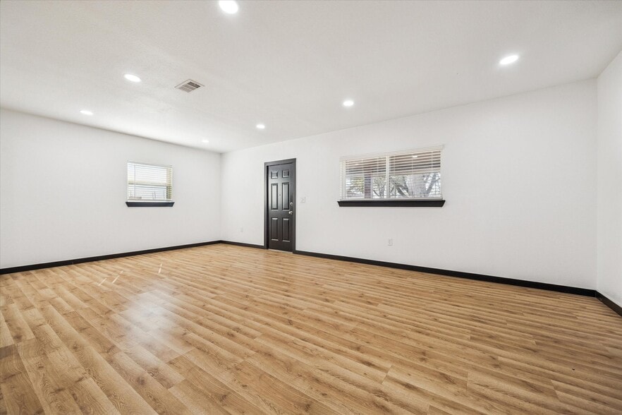 More Photos Of 5235 E 5th St, Katy Flex For Sale