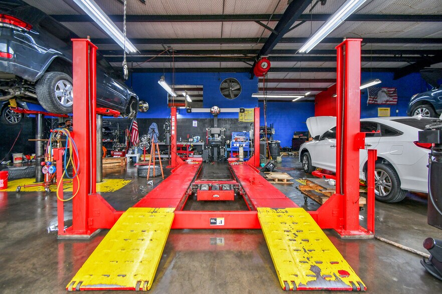 More Photos Of 2525 Westhollow Dr, Houston Auto Repair For Sale