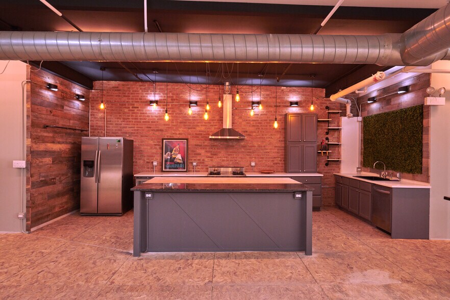 More Photos Of 2643 W Chicago Ave, Chicago Showroom For Lease