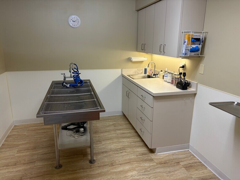 More Photos Of 1 Oakview Dr, Monticello Office For Sale