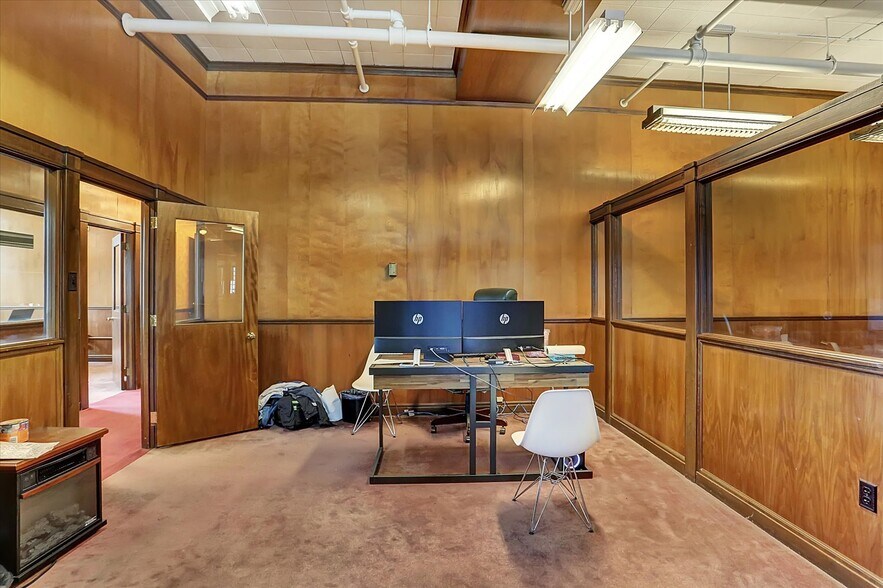 More Photos Of 701 E Hay St, York Warehouse For Lease