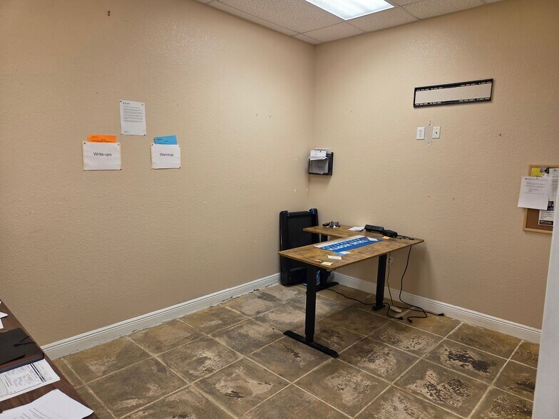 More Photos Of 6391 Corporate Park Cir, Fort Myers Research And Development For Lease