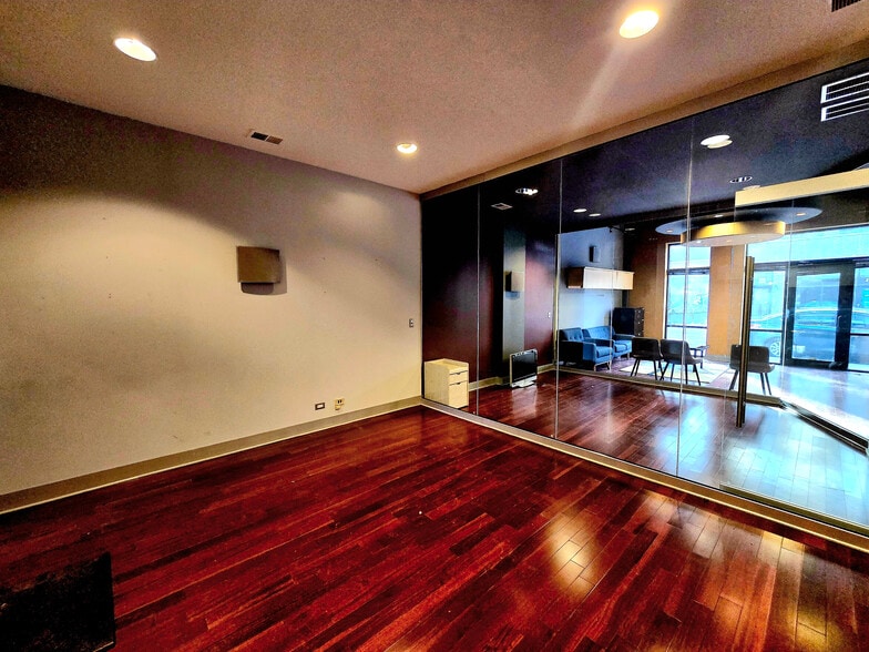 More Photos Of 2239 W North Ave, Chicago Medical For Lease