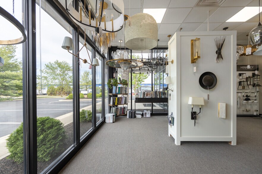 More Photos Of 3737-3757 Parkway Ln, Hilliard Showroom For Lease