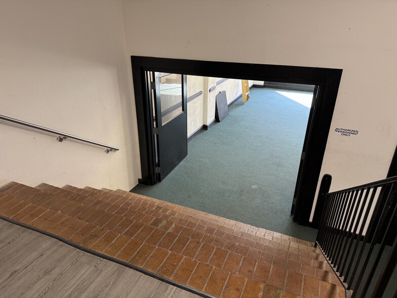 More Photos Of 110 N James St, Goldsboro Flex For Sale