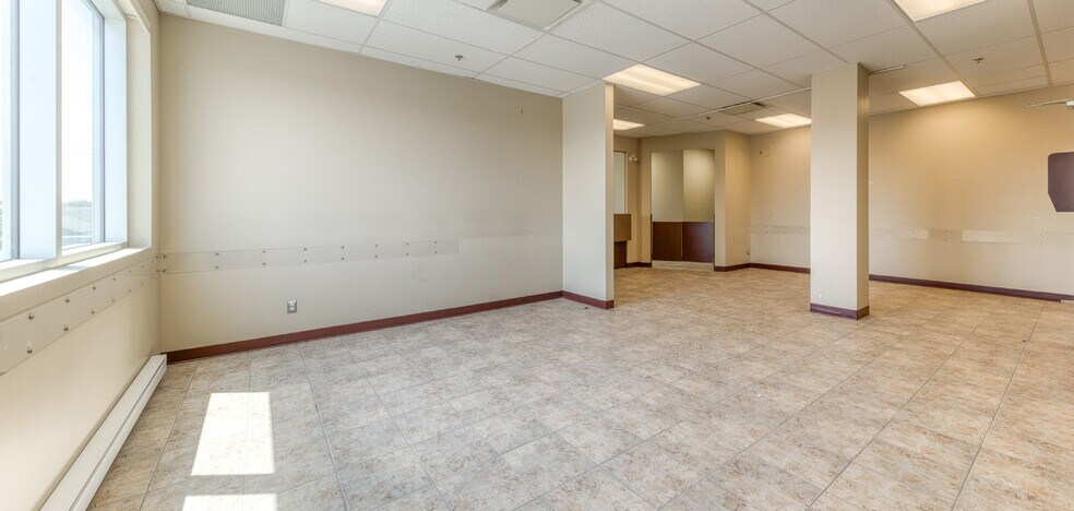 More Photos Of 1018 Rue De La Prairie, Lévis Drugstore For Lease
