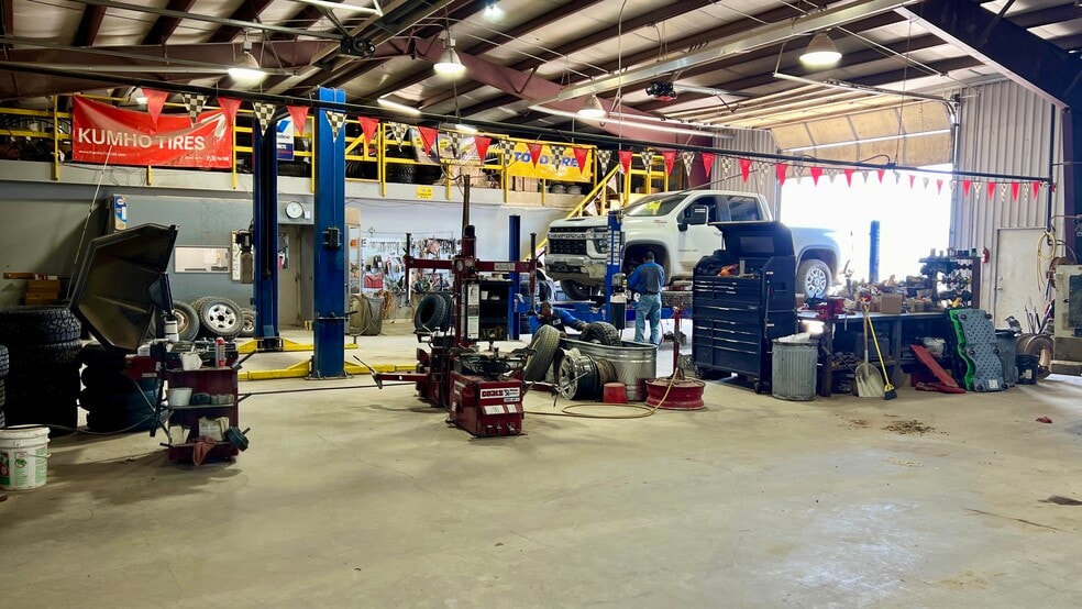 More Photos Of 1213 Elkhorn Dr, Wright Auto Repair For Sale