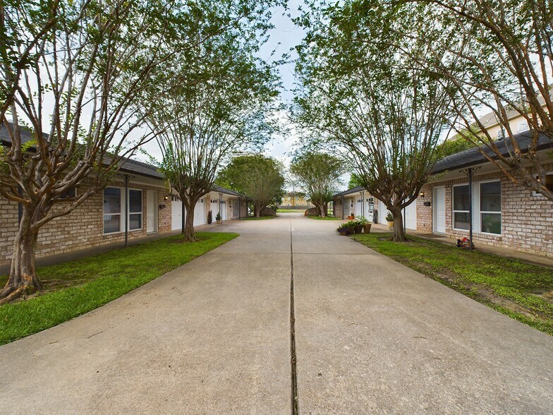 Primary Photo Of 5625-5631 Winsome Ln, Houston Apartments For Sale