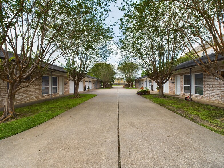 Primary Photo Of 5631 Winsome Ln, Houston Apartments For Sale