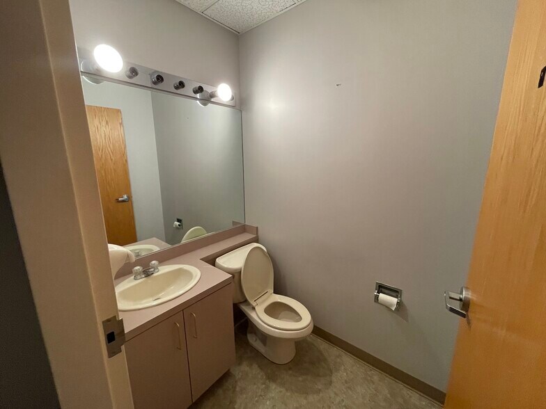 More Photos Of 299 Carew St, Springfield Medical For Sale