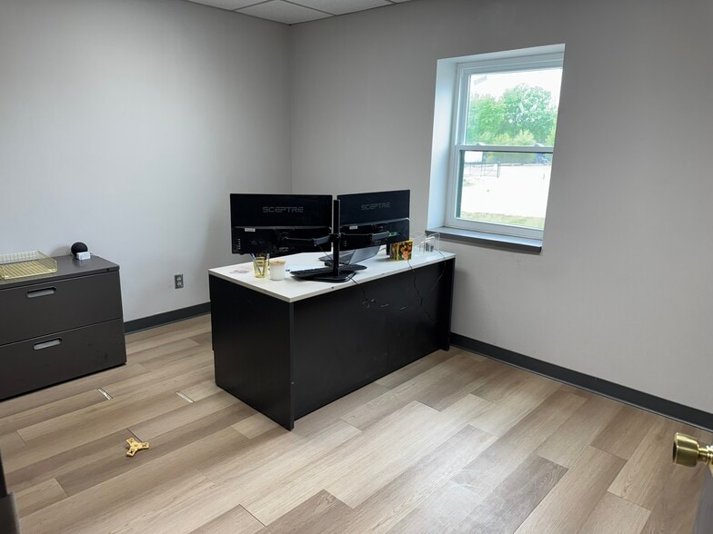 More Photos Of 5145 NW Beaver Dr, Johnston Warehouse For Lease