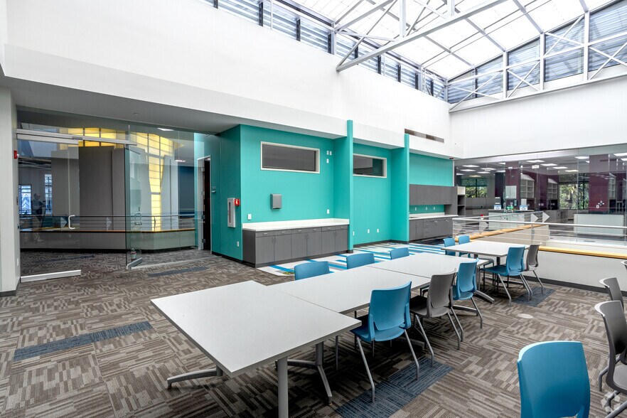 More Photos Of 4930 Directors Pl, San Diego Unknown For Lease