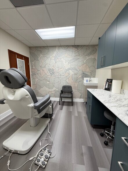 More Photos Of 1911 Harrison St, Hollywood Medical For Lease