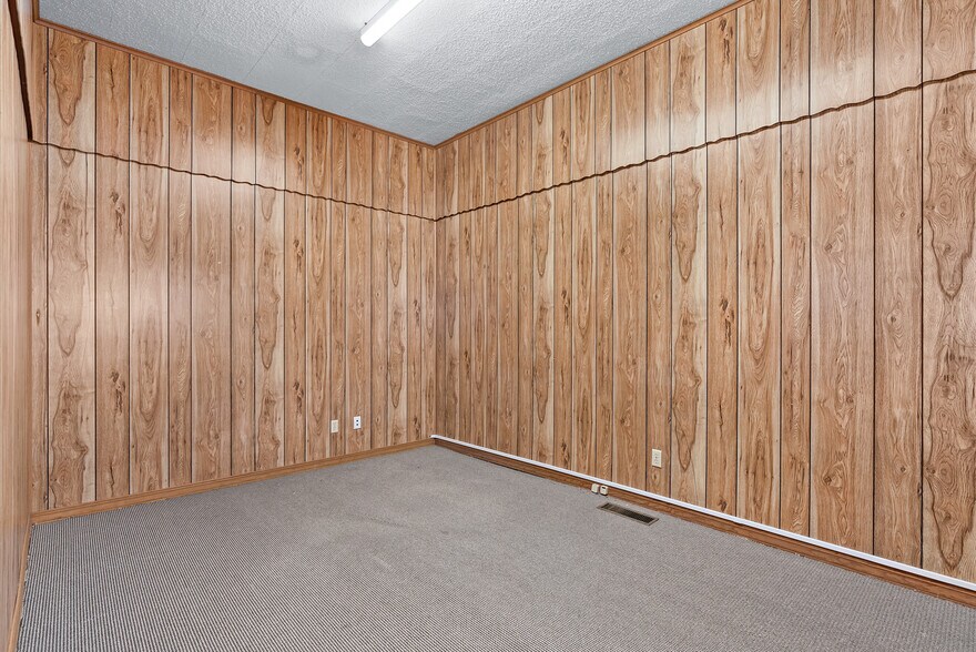 More Photos Of 155 N Broadway Ave, Booneville Storefront For Sale