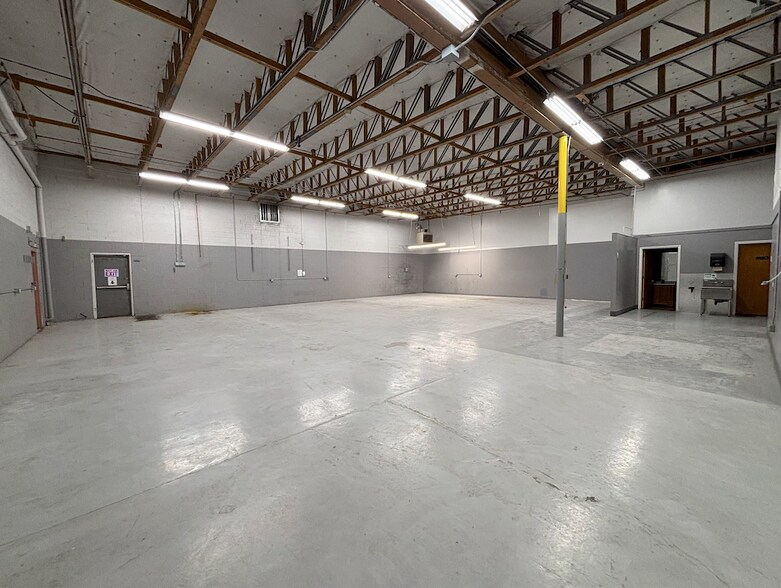 More Photos Of 257-263 W 2950 S, Salt Lk, Salt Lake City Light Manufacturing For Lease