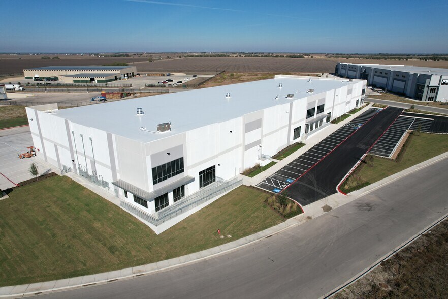 More Photos Of 2605 Dewitt St, Lockhart Distribution For Lease