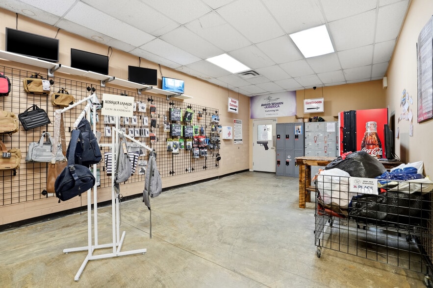 More Photos Of 6190 Parkway North Dr, Cumming Light Distribution For Sale
