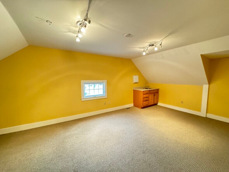 More Photos Of 69 York St, Kennebunk Medical For Sale