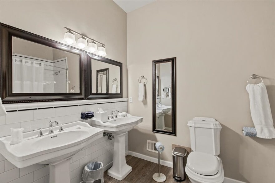 More Photos Of 49 Florida Ave, Amsterdam Hospitality For Sale
