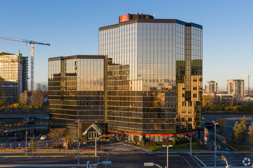 More Photos Of 2540 Boul Daniel-Johnson, Laval Office For Lease