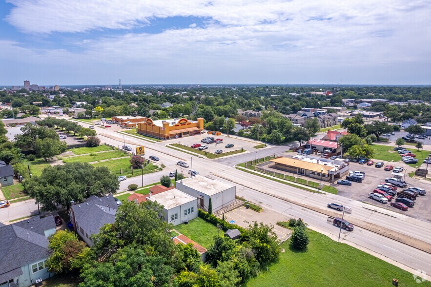 More Photos Of 400 N 23rd St, Waco Storefront Retail Office For Lease