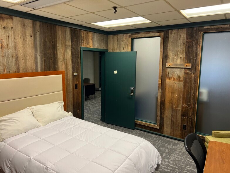 More Photos Of 136 Center St, Old Town Office For Sale