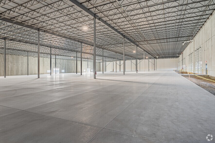 More Photos Of 18300 Snow Rd, Brook Park Warehouse For Lease