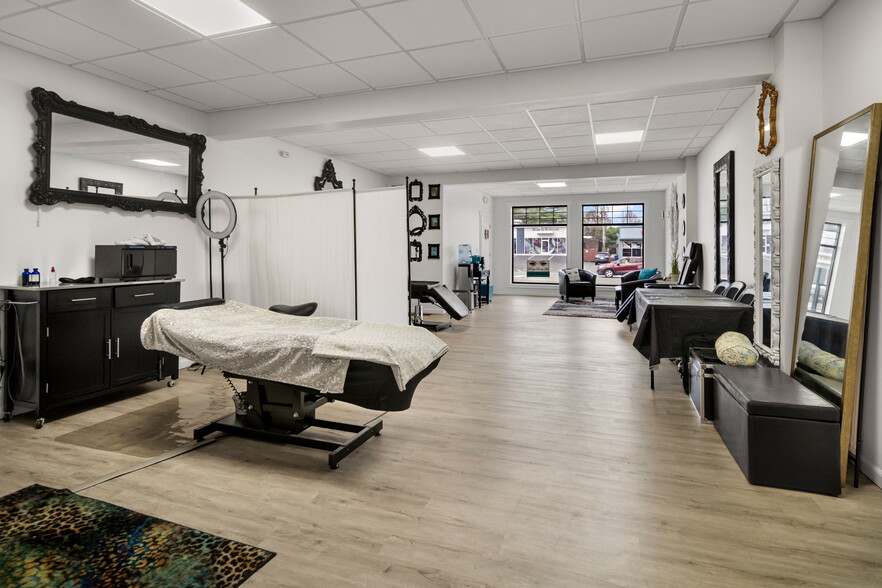 More Photos Of 687 New Loudon Rd, Latham Storefront For Sale