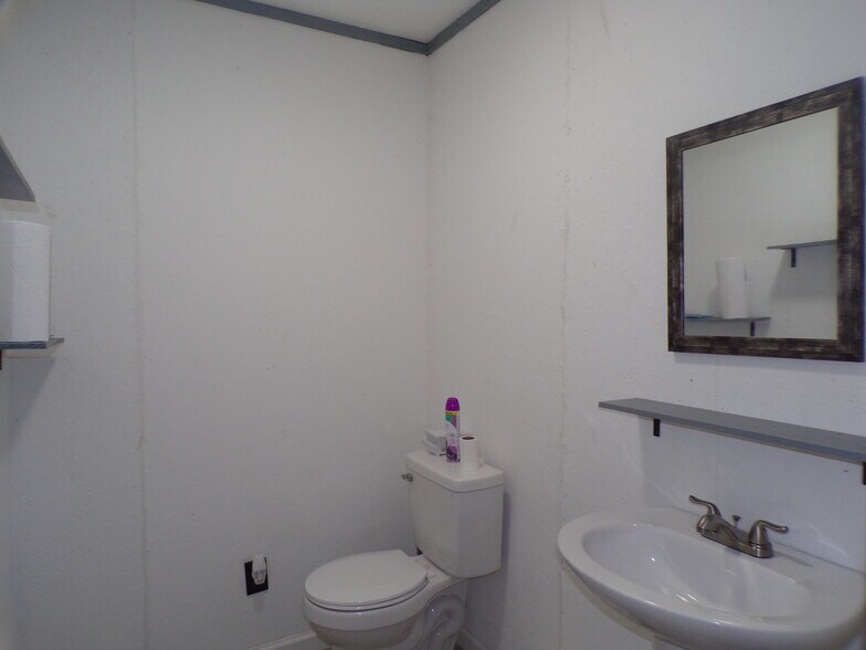 More Photos Of 450 S Oak St, Jackson Storefront Retail Office For Sale