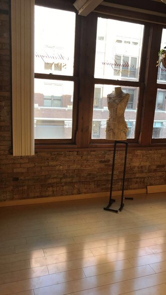 More Photos Of 401 W Ontario St, Chicago Loft Creative Space For Sale