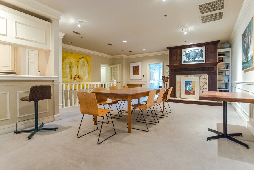 More Photos Of 4821 Broadway St, Addison Office For Sale