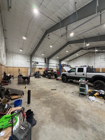 More Photos Of 237 N Bennington Rd, Bennington Flex For Sale