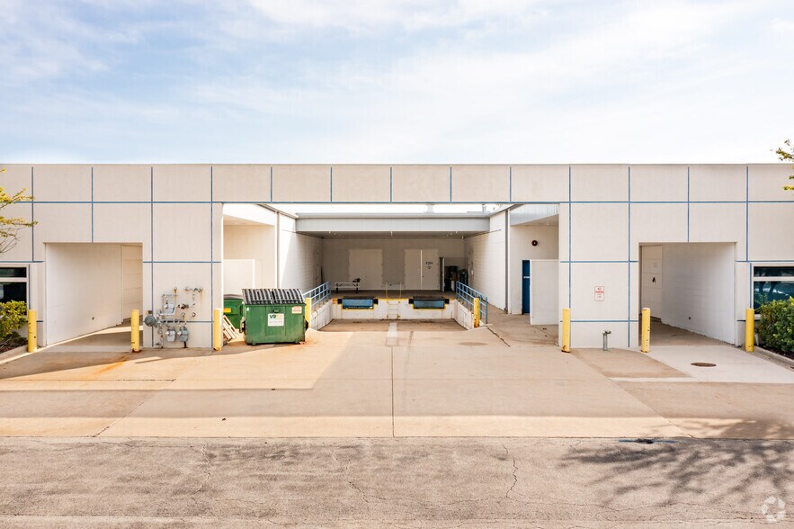 More Photos Of 600-680 Oakmont Ln, Westmont Research And Development For Lease