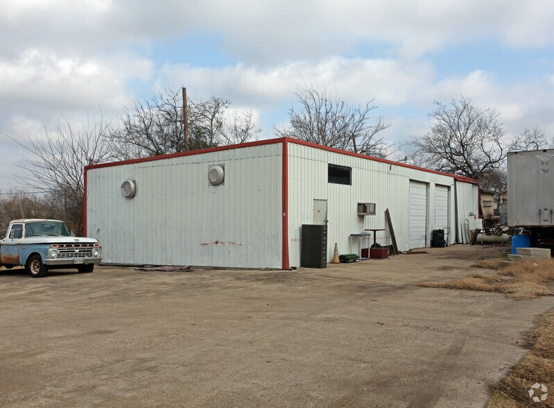 More Photos Of 504 N Breckenridge St, Ennis Warehouse For Sale