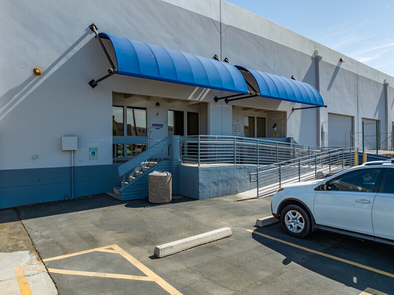 More Photos Of 800 W Fairmont Dr, Tempe Warehouse For Lease