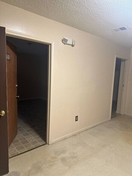 More Photos Of 1844 Benton Blvd, Kansas City Specialty For Lease