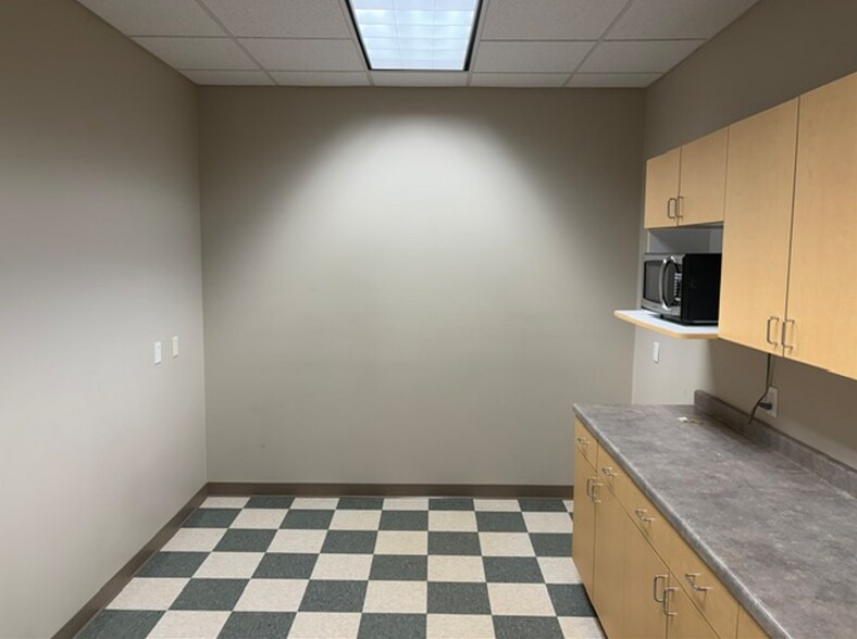 More Photos Of 2555-2565 E Calumet St, Appleton Office For Sale