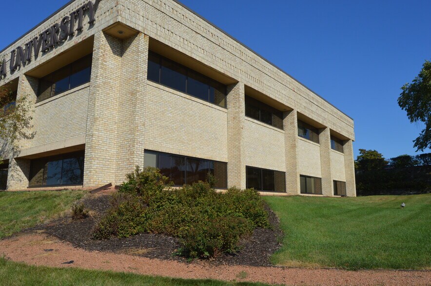 More Photos Of N14W23777 Stone Ridge Dr, Waukesha Office For Sale