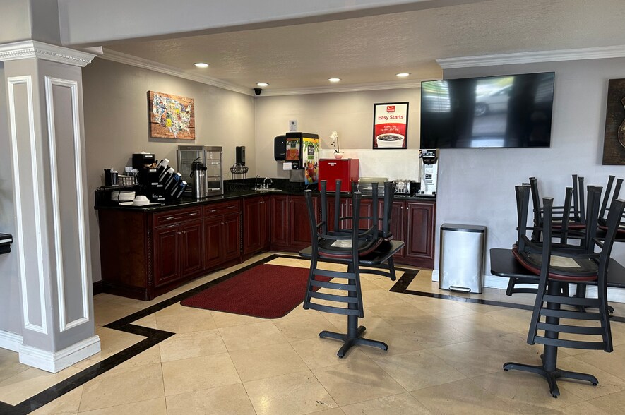 More Photos Of 903 W Hobsonway, Blythe Hotel For Sale