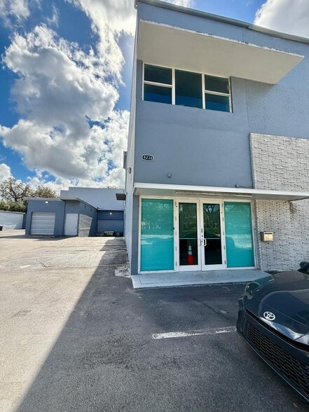 More Photos Of 6236 Miramar Pky, Miramar Showroom For Lease