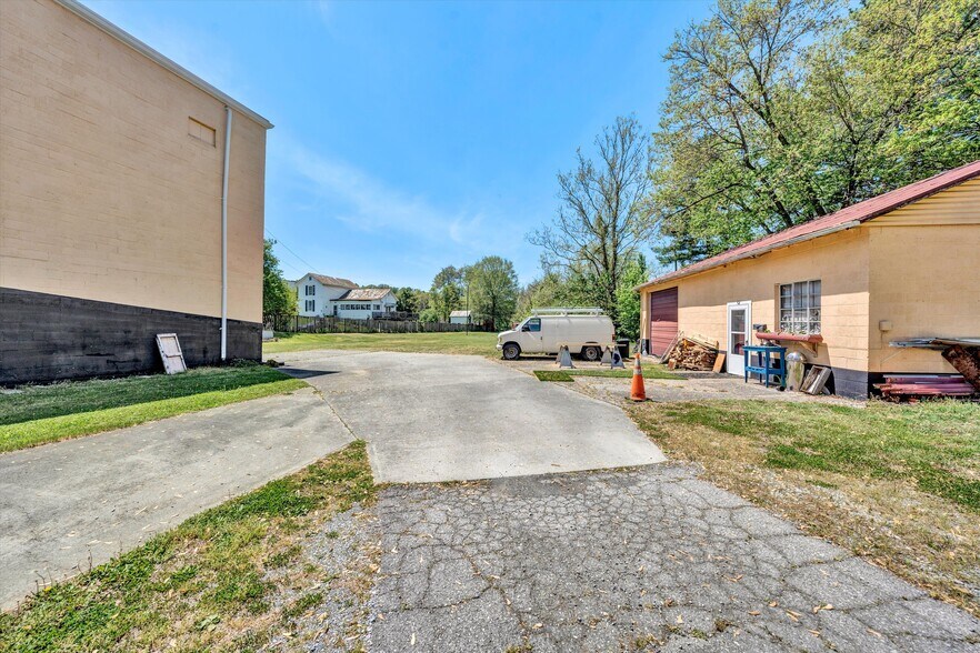 More Photos Of 106 Stoney Battery Rd, Troutville Winery Vineyard For Sale