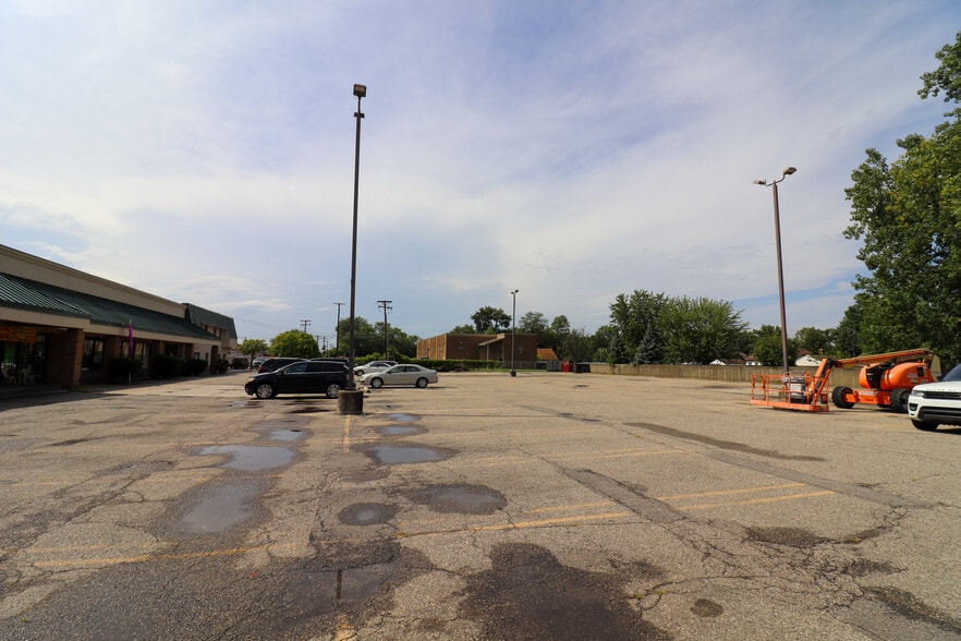 More Photos Of 30094-30120 Ford Rd, Garden City Storefront For Lease