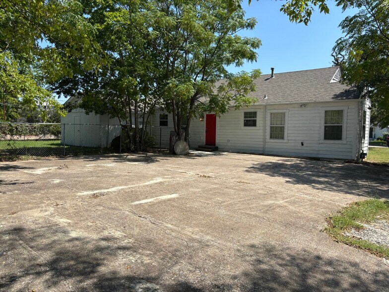 More Photos Of 400 Oak St, Bryan Office Residential For Lease