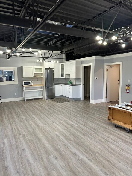 More Photos Of 7550 River Rd, Delta Service For Lease