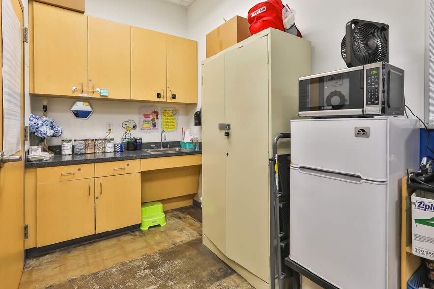 More Photos Of 4343 W Commerce St, San Antonio Schools For Sale