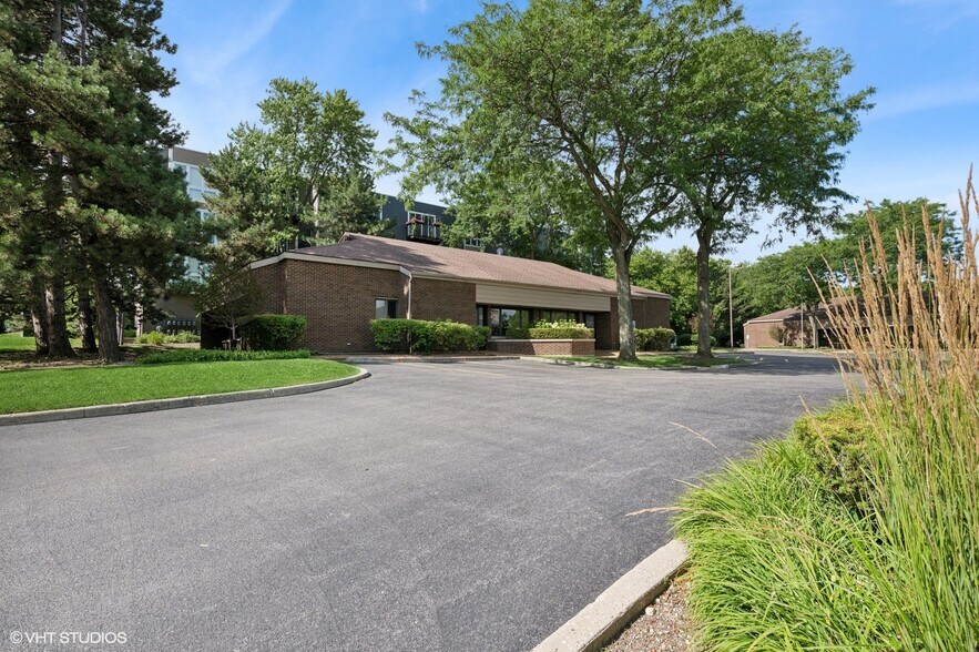 More Photos Of 915 N Milwaukee Ave, Libertyville Office For Sale