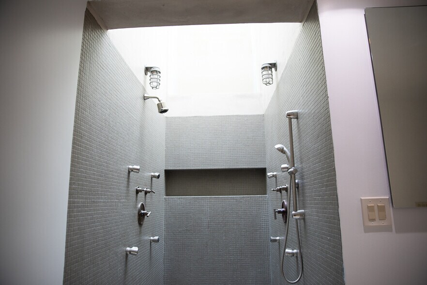 More Photos Of 70-72 Windward Ave, Venice General Retail For Lease